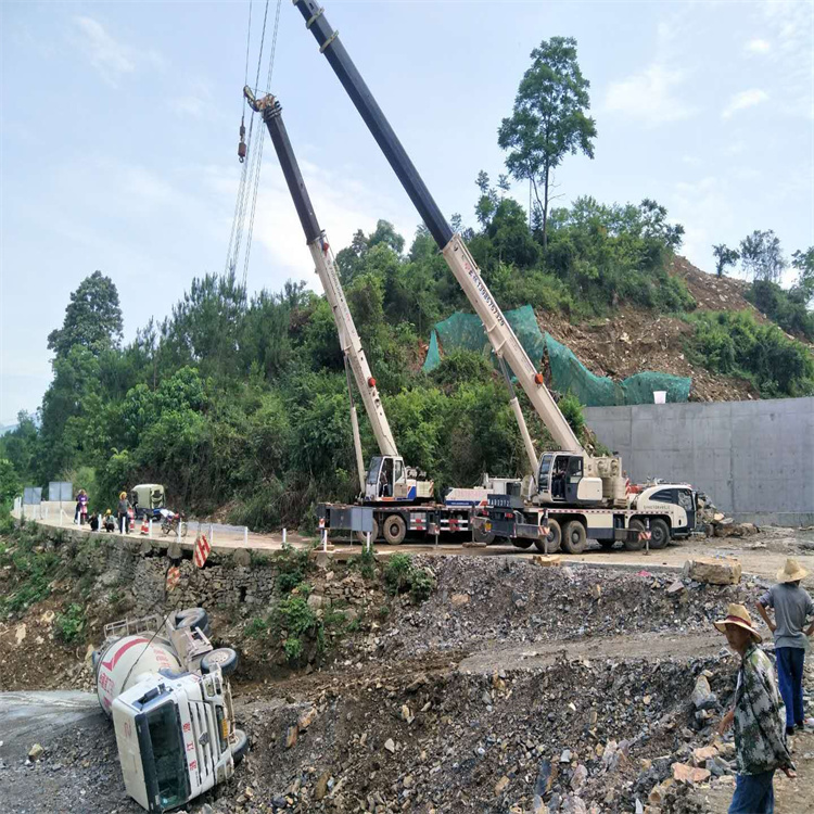 平邑汽车掉沟里叫吊车救援要多少钱
